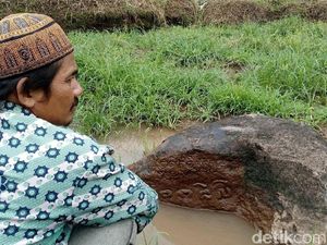 Batu Prasasti Peninggalan Kerajaan Singosari Ditemukan di Mojokerto