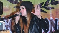 Nella sendiri memulai karirnya dari bawah bersama grup musik Monata. (Dok. Instagram/nellakharisma)
