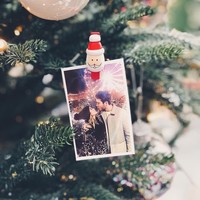 Selebgram Inggris Zoella memberi sentuhan personal pada pohon Natal dengan menambah foto sang pemilik rumah. Manis ya. Foto: Instagram