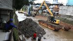 Antisipasi Banjir, Lumpur Kali Krukut Tendean Dikeruk