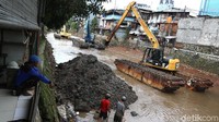 Kali Krukut melintas di kawasan Tendean-Kemang-kompleks Widya Chandra-Bendungan Hilir (Benhil).