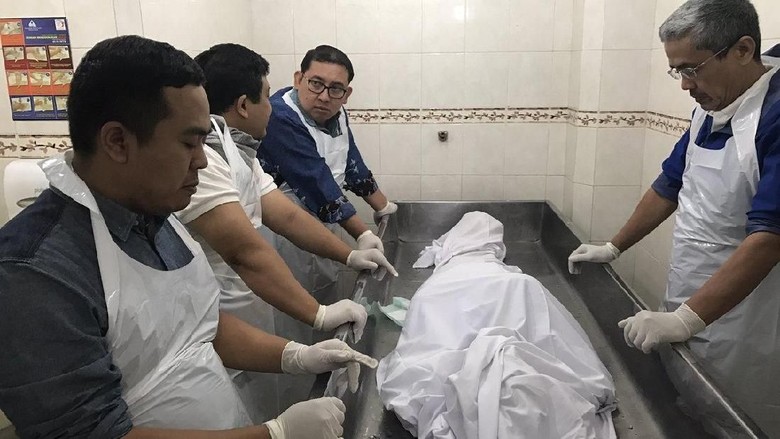 Fadli Zon Dampingi Jenazah AM Fatwa Dimandikan di Kamar Jenazah Fadli Zon Dampingi Jenazah AM Fatwa Dimandikan di Kamar Jenazah