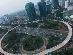 Aksi Menantang Maut Rooftopper Lokal di Gedung Tertinggi Jakarta