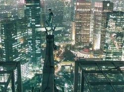 Aksi Menantang Maut Rooftopper Lokal di Gedung Tertinggi Jakarta