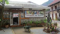 Foto: Di sebelahnya ada toko suvenir Cooperative Des Artisans (Fitraya/detikTravel)