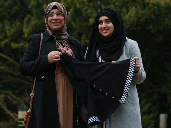 Shafqat dan Aleena Rafi menjadi ibu serta anak berhijab ditetapkan sebagai polwan pertama yang mengenakan seragam berjilbab di kepolisian Skotlandia. Dalam foto ini, Aleena dan ibunya belum mengenakan seragam polisi.  Foto: Ist.