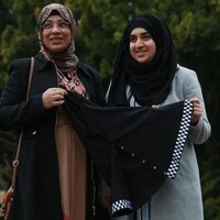 Shafqat dan Aleena Rafi menjadi ibu serta anak berhijab ditetapkan sebagai polwan pertama yang mengenakan seragam berjilbab di kepolisian Skotlandia. Dalam foto ini, Aleena dan ibunya belum mengenakan seragam polisi.  Foto: Ist.