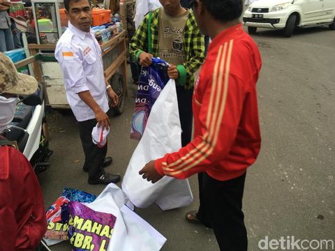 Spanduk massa pro DWP diambil, Jumat (15/12/2017)