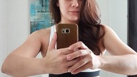 Meski ramping, di balik semua itu tersimpan juga otot yang kencang berkat latihan bela dirinya. (Foto: Instagram/wulanguritno)