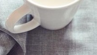 Teh bunga mawar juga enak dipadukan dengan susu hangat. Aroma wangi mawar akan mengiringi tiap tegukannya. Mau cicip?Foto: Istimewa
