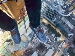 Aksi Menantang Maut Rooftopper Lokal di Gedung Tertinggi Jakarta