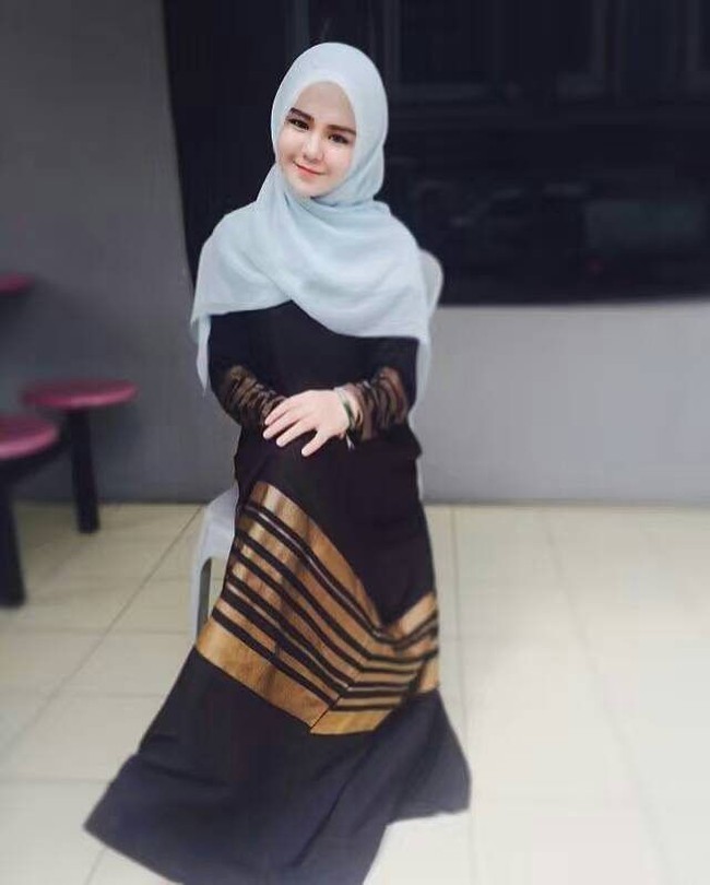 Indah tampil cantik dan feminin mengenakan dress panjang warna hitam-gold. Penampilan gadis 20 tahun ini dipadukan dengan scarf warna cerah yang kontras. Foto: Dok. Instagram @ronaldinho_kelate