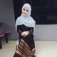 Indah tampil cantik dan feminin mengenakan dress panjang warna hitam-gold. Penampilan gadis 20 tahun ini dipadukan dengan scarf warna cerah yang kontras. Foto: Dok. Instagram @ronaldinho_kelate