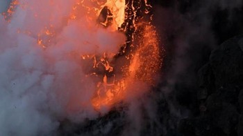 Masuk katogeri Landscape, fotografer Karim Iliya dengan karya ciamiknya yang menampilkan muntahan lava di kawasan Hawaii berhasil mendapatkan juara pertama. (Foto: Karim Iliya/National Geographic)