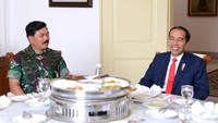 KSAD dan KSAL memakai seragam kesatuannya masing-masing. Sementara Hadi yang berasal dari Angkatan Udara, memakai baju loreng./Foto: Kris Biro Pers Setpres