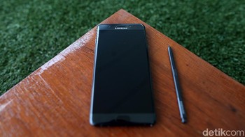 Stylus canggih tentu jadi salah satu fitur unggulan Note FE. Stylus itu, seperti halnya bodi Note FE, juga tahan air sehingga dapat digunakan dalam kondisi basah. Foto: Muhammad Ridho