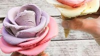 Es krim warna-warni ini bentuknya sama seperti bunga. Bentuknya yang cantik membuat Anda sayang untuk memakannya! Foto: Istimewa