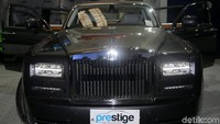 Rolls-Royce Phantom Metropolitan berkelir hitam elegan dengan goresan bangunan gelap dan tenang yang tersembunyi.
