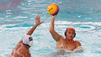 Pemain tim polo air putra DKI Jakarta berhasil menjuarai cabang Polo Air Putra dengan skor 12-7.
