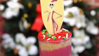 Dari Sleepy Hollow Refreshments di Magic Kingdom ada cake push-pop bertema The Nightmare Before Christmas. Isiannya orange-vanilla cake, cranberry-cherry mousse, white pearls dan cream cheese buttercream. Foto: Istimewa