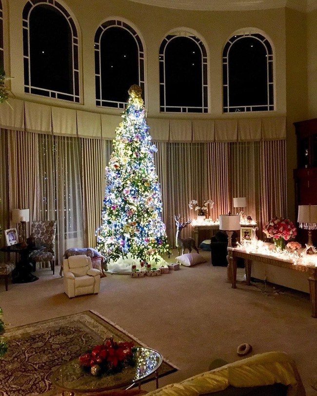 Seperti ini dekorasi pohon Natal di rumah Britney Spears. Terlihat menarik dengan penambahan patung rusa. Foto: Instagram