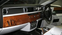 Dengan penambahan itu (pajak), maka mobil yang tadinya diluar terjangkau (hanya kisaran Rp 4 sampai 5 Miliar), ketika disesuaikan dan masuk sini jadi tidak wajar. Misalkan saja Rolls-Royce Phantom Metropolitan itu, diluar Rp 7 sampai 8 Miliar. Tapi di Indonesia, masuk Rp 25 Miliar karena ada penyesuaian itu tadi, ungkap Presiden Direktur Prestige Image Motorcars Rudy Salim, beberapa waktu lalu. Foto: Agung Pambudhy