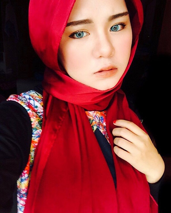 Meski menjadi pesepakbola, wanita dengan nama lengkap Nur Syahindah Mohamad Kamal itu tetap memperhatikan penampilan. Beberapa kali ia tampil dengan makeup natural yang cantik.  Foto: Dok. Instagram @ronaldinho_kelate