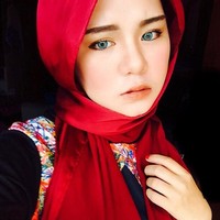 Meski menjadi pesepakbola, wanita dengan nama lengkap Nur Syahindah Mohamad Kamal itu tetap memperhatikan penampilan. Beberapa kali ia tampil dengan makeup natural yang cantik.  Foto: Dok. Instagram @ronaldinho_kelate