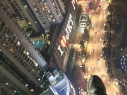 Aksi Menantang Maut Rooftopper Lokal di Gedung Tertinggi Jakarta