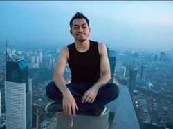 Aksi Menantang Maut Rooftopper Lokal di Gedung Tertinggi Jakarta