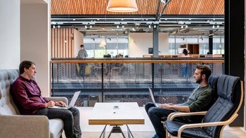 Bisa dilihat para karyawan di Airbnb jadi terlihat fotogenik. Foto: Design Boom