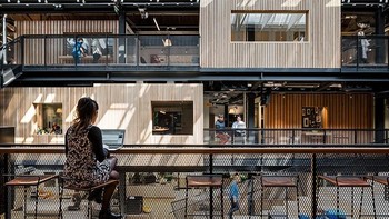 Startup yang bergerak di bidang penginapan online ini memang terkenal punya kantor keren. Foto: Design Boom