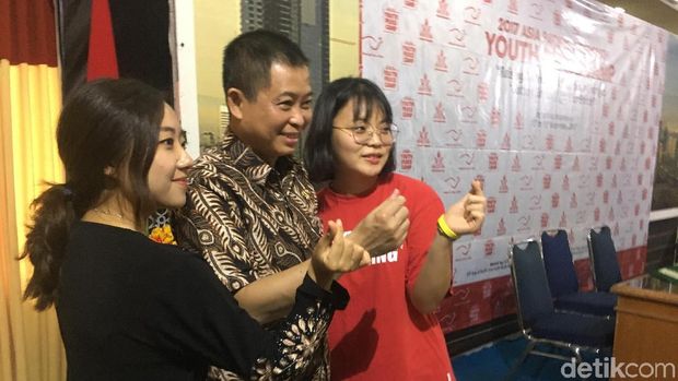 Jonan diajarkan memeragakan salam cinta ala Korea