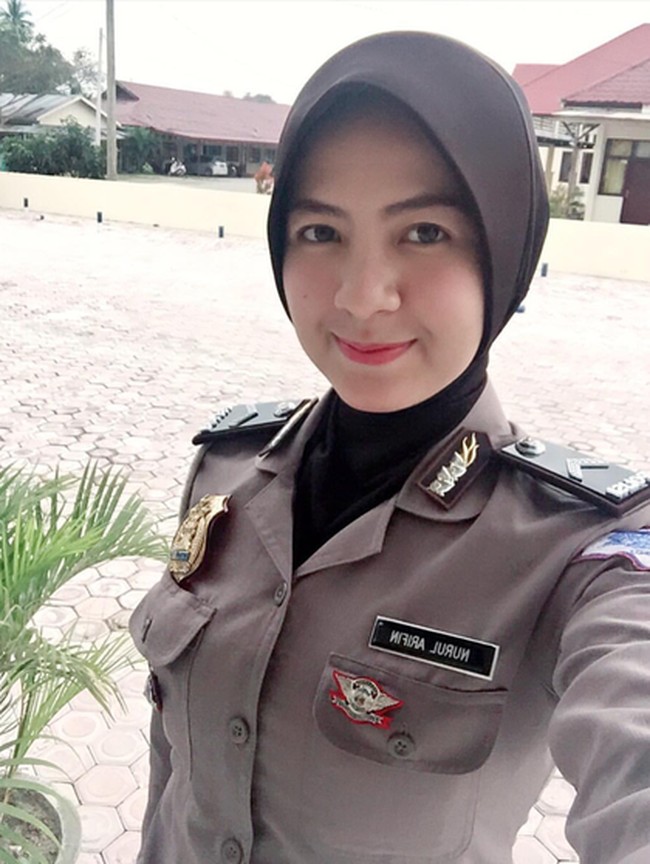 Salah satu polwan berhijab yang mencuri perhatian adalah Nurul Arifin. Polwan asal Aceh ini cukup populer di Instagram dengan followers lebih dari 134 ribu. Wanita berkulit putih ini bekerja di Polres Aceh Timur, Banda Aceh. Ini penampilan Nurul ketika sedang mengenakan seragam kepolisian. Ia terlihat berwibawa dalam balutan seragam serba cokelat yang dipadankan dengan jilbab instan warna senada. Jilbab tersebut merupakan bagian dari seragam resmi yang dipakainya. Foto: Ist.