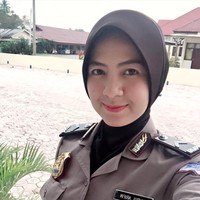 Salah satu polwan berhijab yang mencuri perhatian adalah Nurul Arifin. Polwan asal Aceh ini cukup populer di Instagram dengan followers lebih dari 134 ribu. Wanita berkulit putih ini bekerja di Polres Aceh Timur, Banda Aceh. Ini penampilan Nurul ketika sedang mengenakan seragam kepolisian. Ia terlihat berwibawa dalam balutan seragam serba cokelat yang dipadankan dengan jilbab instan warna senada. Jilbab tersebut merupakan bagian dari seragam resmi yang dipakainya. Foto: Ist.