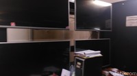 Layar-layar monitor yang seharusnya menampilkan hasil CCTV malah mati tak berfungsi.