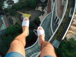 Aksi Menantang Maut Rooftopper Lokal di Gedung Tertinggi Jakarta
