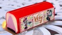 Yule log cake tampil menggemaskan dengan tema Mickey dan Minnie Mouse. Isiannya ada white chocolate mousse dan raspberry mousse yang asam segar. Cake ini ada di The Main Street Bakery, Magic Kingdom. Foto: Istimewa
