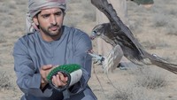Pangeran yang dikenal dengan panggilan Fazza ini suka berolahraga seperti bermain tenis, bersepeda, berkuda dan juga berburu menggunakan burung elang. (faz3/Instagram)