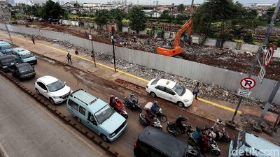 Foto: Pertokoan Stasiun Jatinegara Rata dengan Tanah