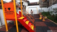 RPTRA itu sudah dilengkapi dengan arena bermain anak.