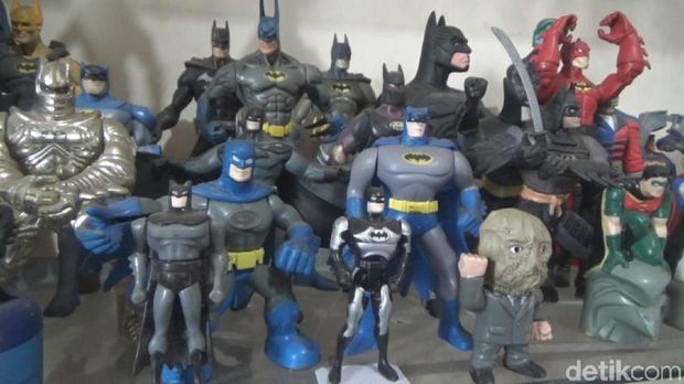 Warga Jombang koleksi action figure/