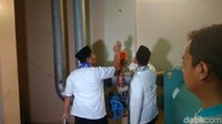 Di lantai 11 Gedung terdapat mesin berukuran besar. Kata Firmansyah itu adalah mesin pendingin ruangan atau AC. Di sana Anies kembali melihat-lihat ke arah tembok atas. Di lihat dari dalam memang ada tembok yang menjorok ke dalam sehingga sinar matahari bisa masuk. 