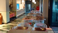 Di area restoran, nuansa seni juga tak luput dari pandangan. Suasana makan akan jadi lebih ceria sambil memandangi karya seni ini. (Ristu Hanafi/detikTravel)