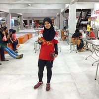 Ini merupakan penampilan wanita berdarah China, Thailand, Malaysia itu saat memakai seragam sepakbola. Gaya busananya dipadukan antara jersey lengan pendek dan celana pendek dengan legging hitam serta tambahan lengan panjang. Gaya jilbabnya dibuat simpel menggunakan warna hitam. Foto: Dok. Instagram @ronaldinho_kelate