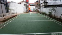 RPTRA ini juga dilengkapi dengan lapangan bulutangkis.
