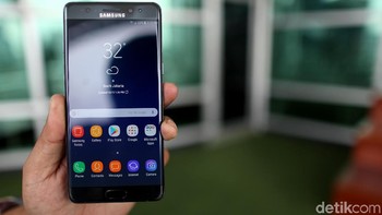 Spesifikasi kunci handset ini adalah layar 5,7 inch Quad HD Super Amoled, prosesor Exynos 8890 Octa, RAM 4 GB serta memori internal 64 GB yang bisa diperluas dengan microSD. Fitur keamanan yang dibawanya selain sidik jari adalah pemindai iris. Foto: Muhammad Ridho