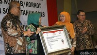 Menteri Sosial, Khofifah Indar Parawansa, memberikan penghargaan Wilayah Bebas dari Korupsi (WBK) dari KPK dan Kemenpan RB, kepada Direktur PP DBS Kementerian Sosial, Mira (tengah), didampingi Direktur Jenderal (Dirjen) Pemberdayaan Sosial Kementerian Sosial, Hartono Laras (kiri), disela-sela Rakor Persiapan Bantuan Sosial Pangan dan Bimbingan Teknis Korkab Tenaga Kesejahteraan Sosial Tahun 2018 di Jakarta, Jumat (15/12/2017).