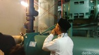 Anies masuk ke dalam gedung dan naik ke lantai 11. Dia mengecek langsung dari sisi dalam/M Zhacky Kusumo