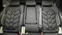 Di bagian dalam mobil Range Rover Sport ini menggunakan jok kulit berwarna hitam Herringbone. (Dok Project Kahn).